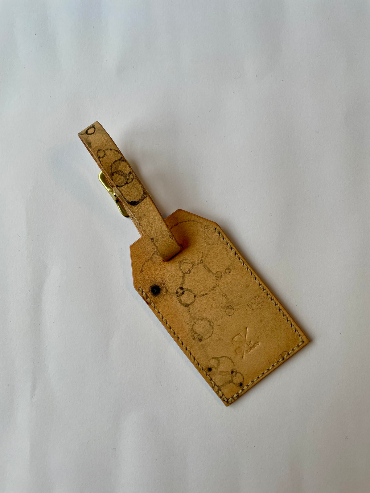 Leather bag tag bubbles